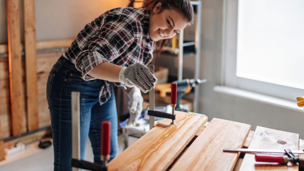 kobieta naprawiająca