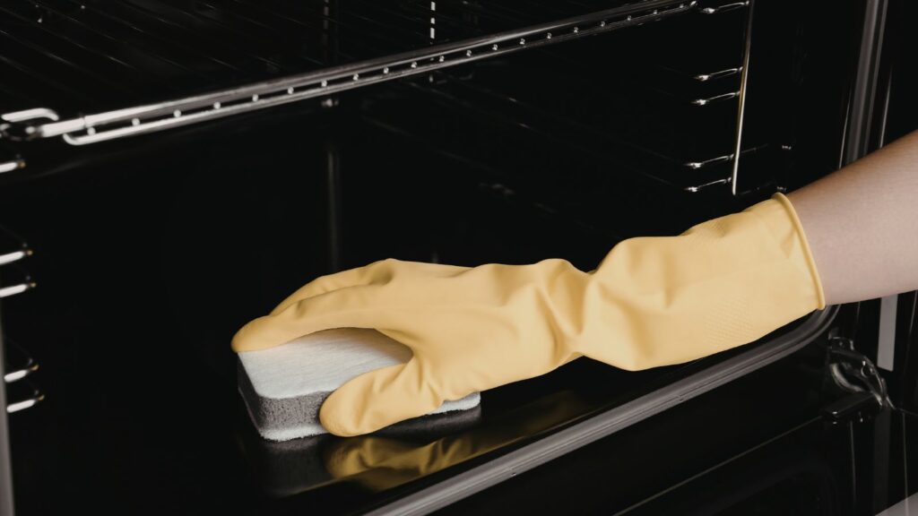 Brudny piekarnik w trakcie czyszczenia.